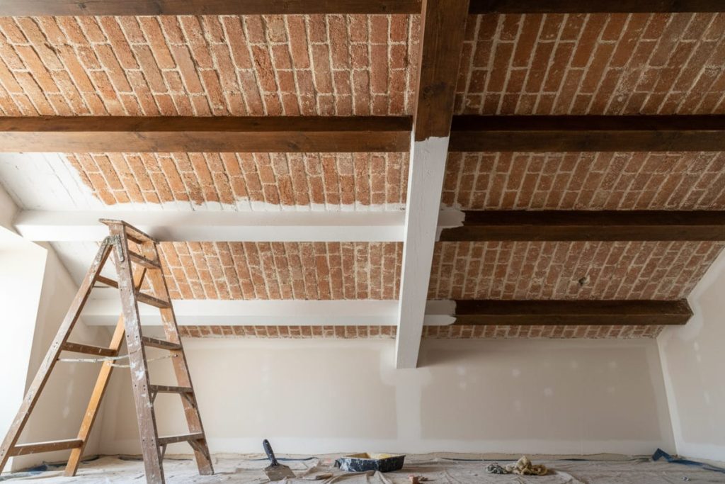 Plafond en brique : rénovation, prix et conseils pratiques